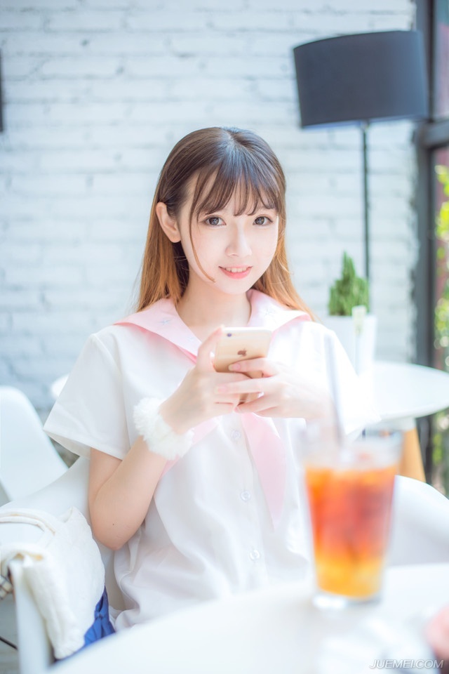 我们都曾付出真心，以不同的方式。我们只是当时理解不了彼此，谁也不欠谁，爱情无需缅怀。你是那些年月里最烈的酒，我是真的认真醉过。